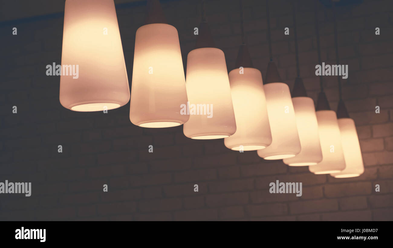 Allumage de lampes, le plafond fixation sur mur arrière-plan. Banque D'Images