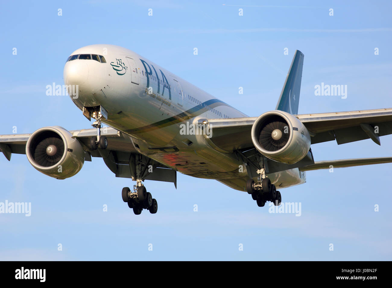 AP-TAMIE PIA Pakistan International Airlines Boeing 777-200 CN 33775 / 467 avion de passagers arrivant à l'aéroport Heathrow de Londres Banque D'Images