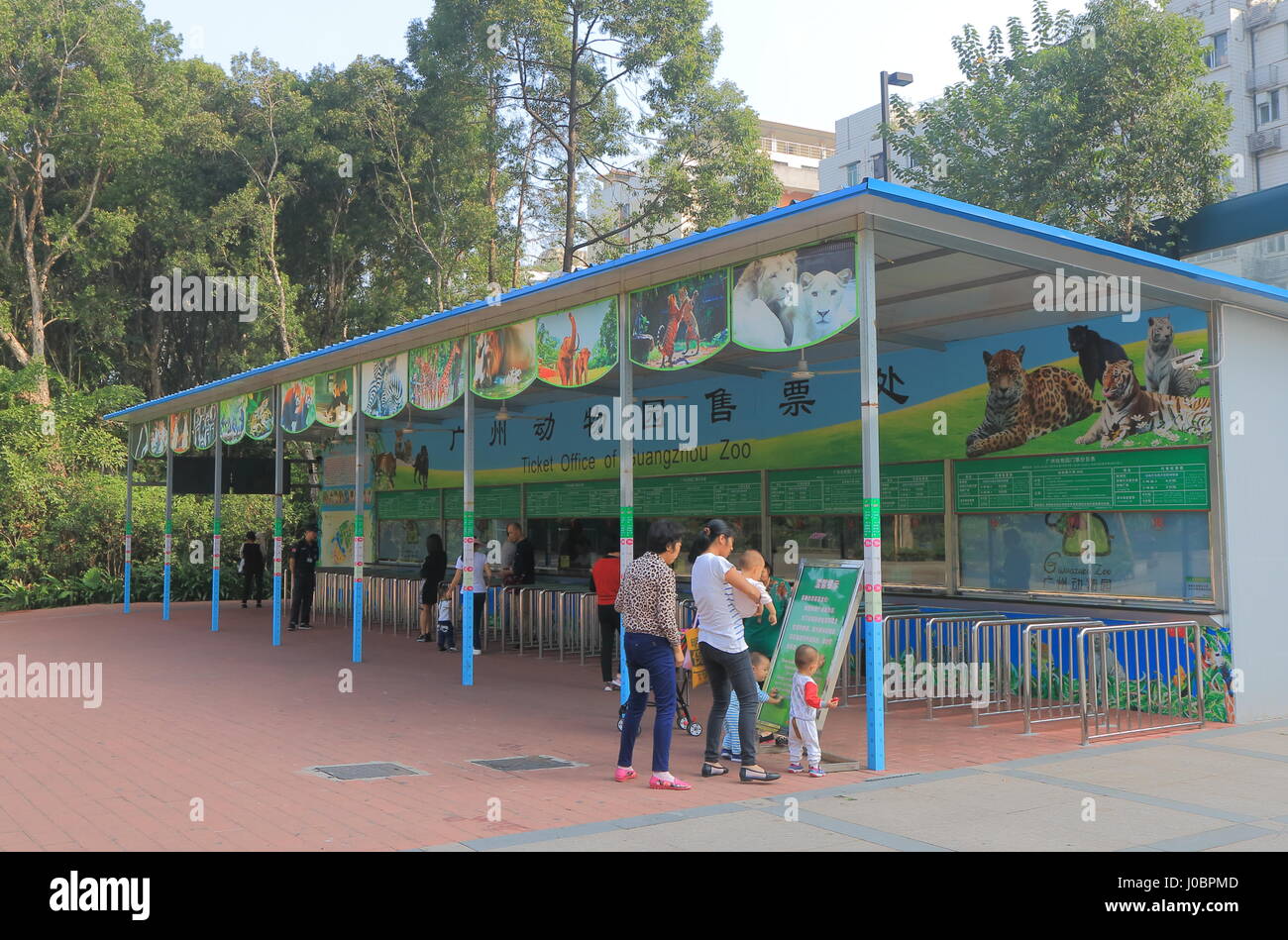 Les gens achètent l'admission pour Zoo de Canton à Guangzhou en Chine. Banque D'Images