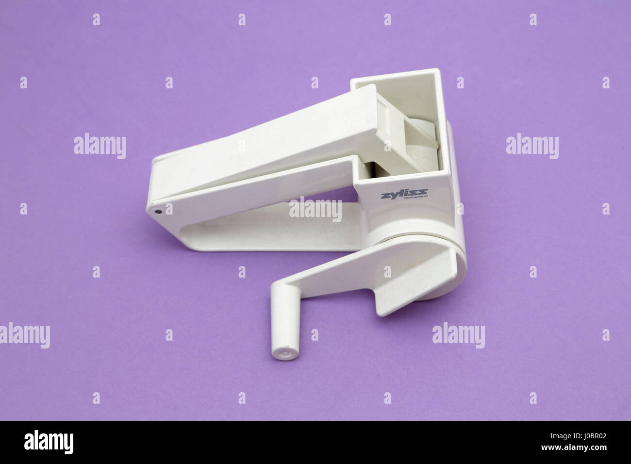 Râpe à fromage Zyliss en plastique avec poignée rotative Banque D'Images