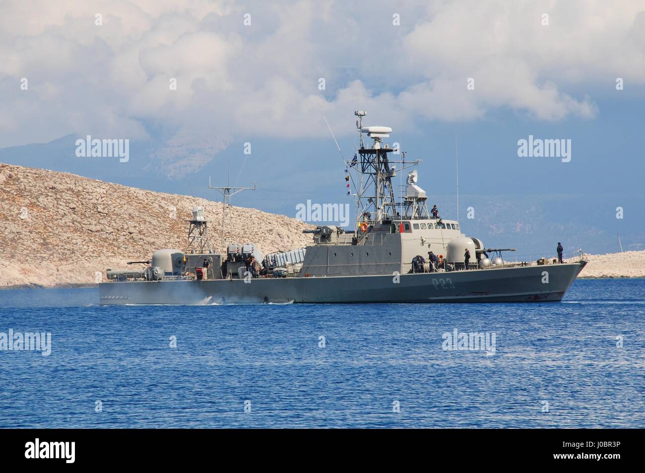 Bateau de patrouille de la marine hellénique Antipliarchos Mykonios quitte Emborio Harbour sur l'île grecque de Halki. Le navire de construction française est entré en service en 1978 Banque D'Images