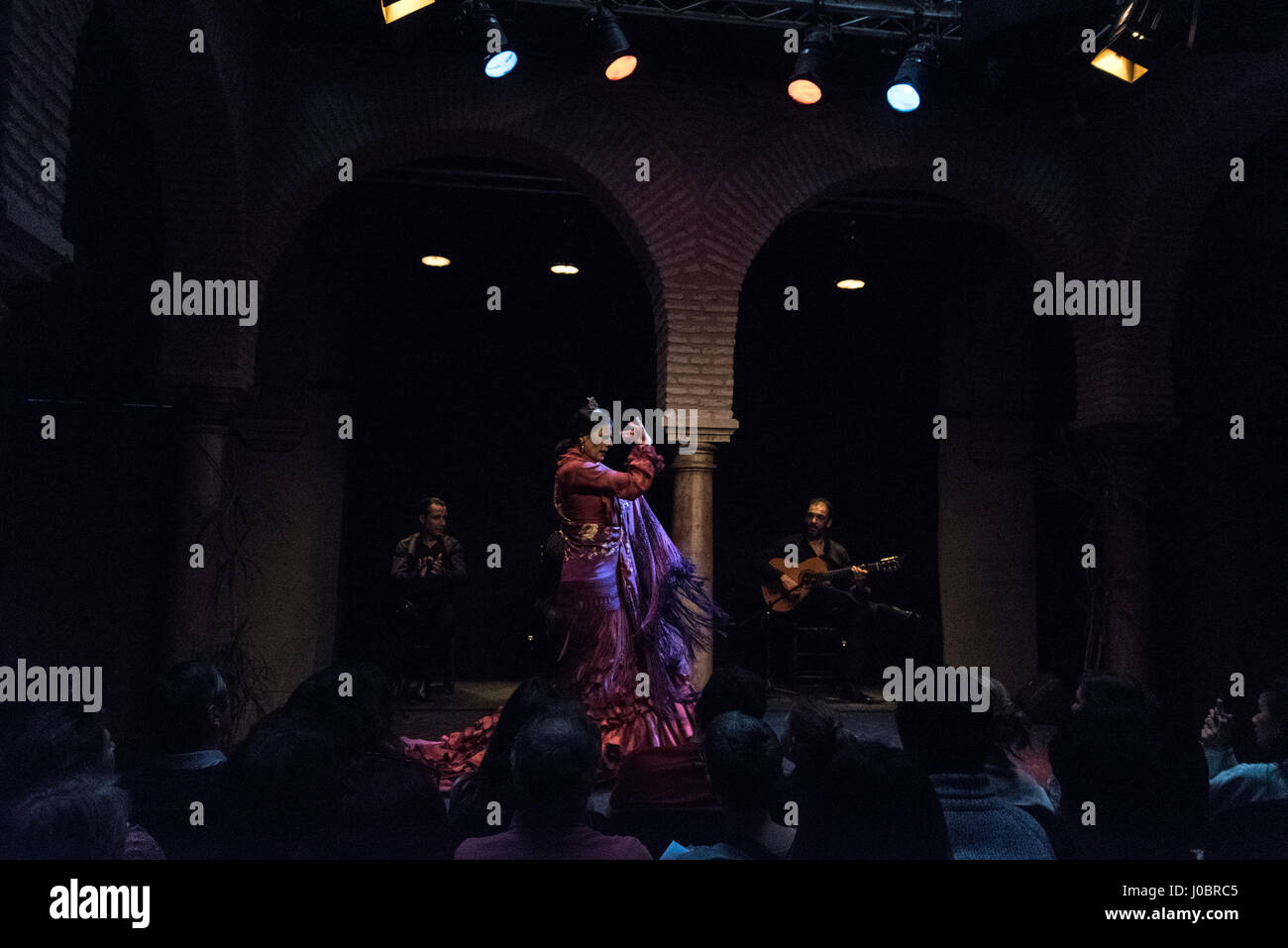 Un spectacle nocturne de Flamenco a eu lieu au Museo del Baile Flamenco dans la vieille ville de Séville, en Espagne. Le Museo del Baile Flamenco offre aux visiteurs Banque D'Images