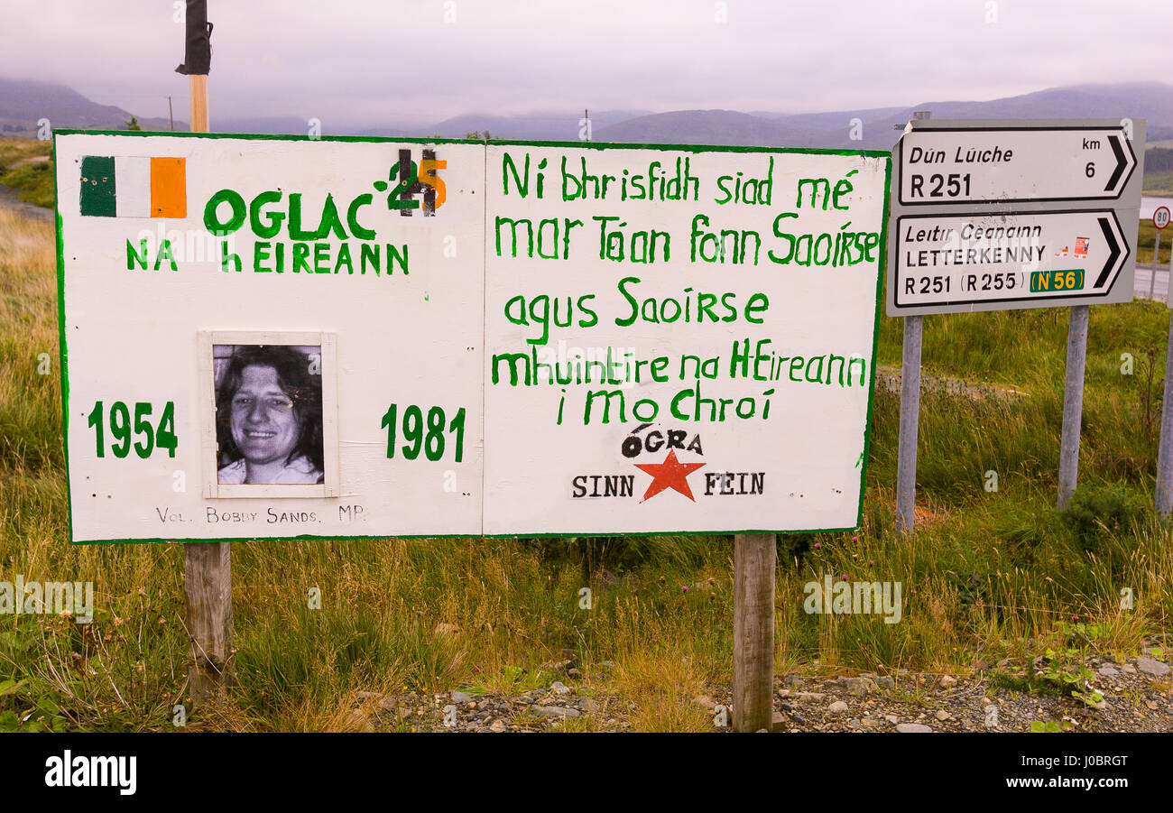 Irlande - Bobby Sands memorial, peints à la main, signer en gaélique et en anglais. Banque D'Images