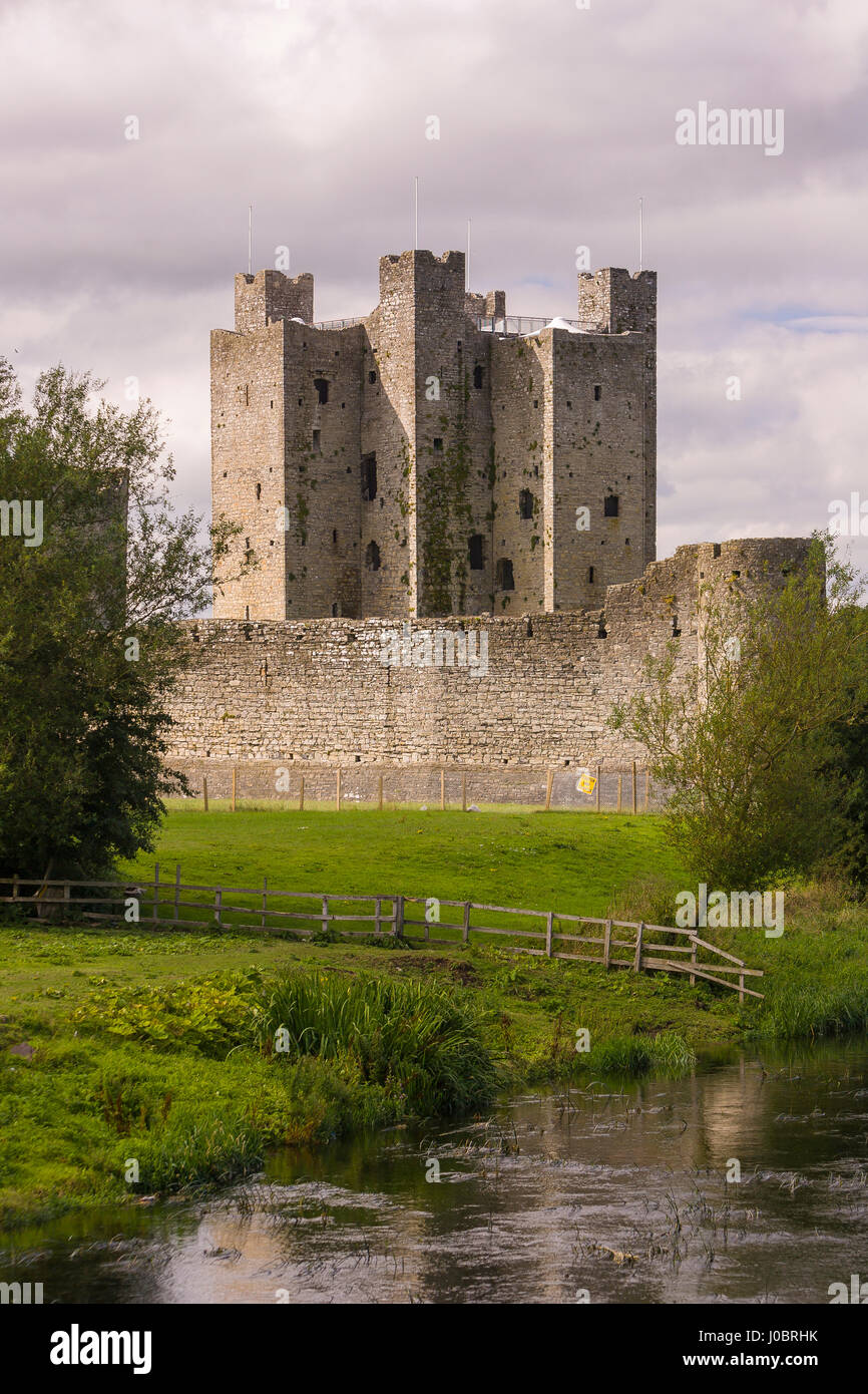 De CAISSE, comté de Meath, IRELAND - Le Château de Trim, construit dans les années 1170, un des premiers château normand, est le plus grand château d'Irlande. Banque D'Images