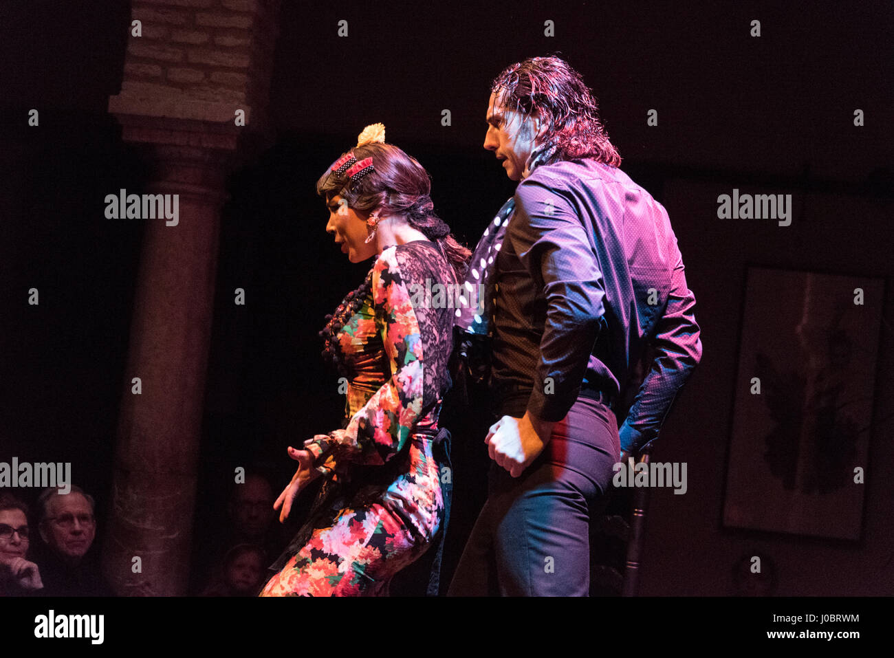 Un spectacle nocturne de Flamenco a eu lieu au Museo del Baile Flamenco dans la vieille ville de Séville, en Espagne. Le Museo del Baile Flamenco offre aux visiteurs Banque D'Images