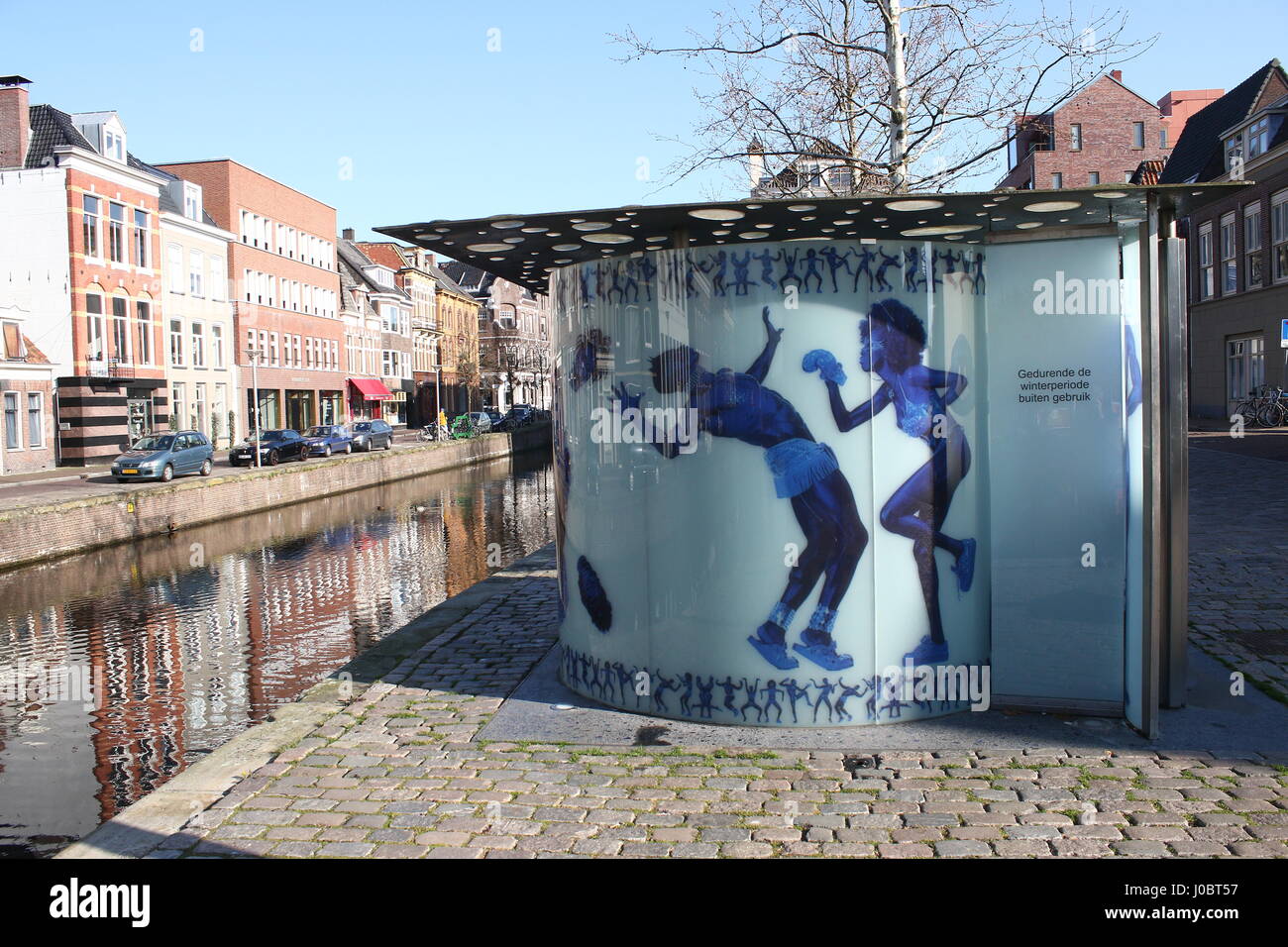 Toilettes publiques conçu par l'architecte néerlandais Rem Koolhaas (OMA) & photographe Erwin Olaf, à Reitemakersrijge canal dans Groningen, Pays-Bas. Banque D'Images