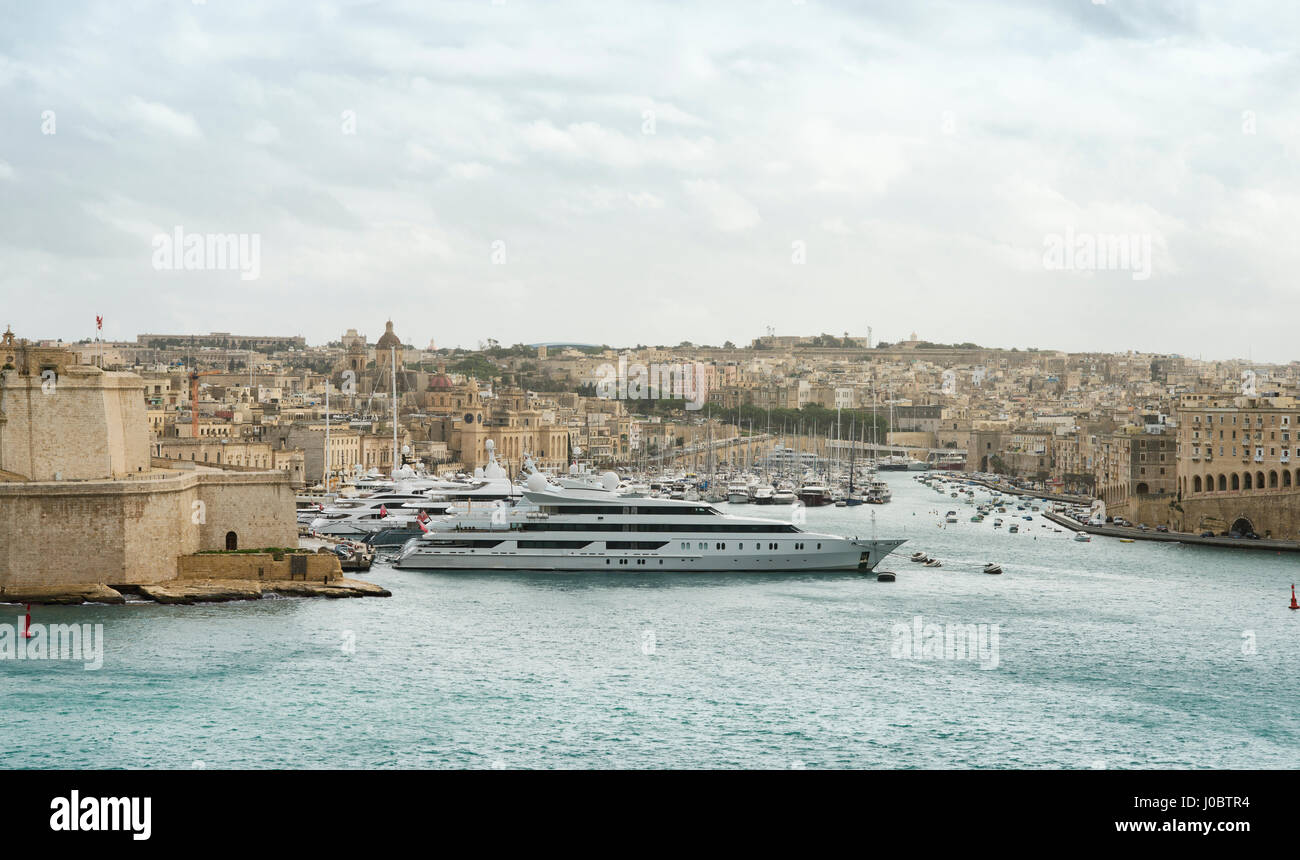 Super de Luxe yachts amarrés à l'île Manoel, Malte Banque D'Images