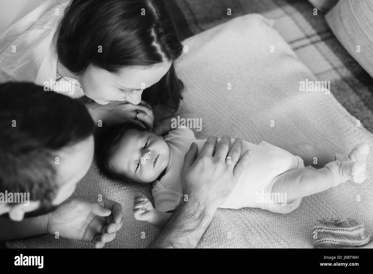 Les Parents De Nouveau Ne Garcon Les Jeunes Parents Regarder Un Bebe Endormi Vue De Dessus Caressant La Main Du Pere D Un Enfant Photo En Noir Et Blanc Photo Stock Alamy