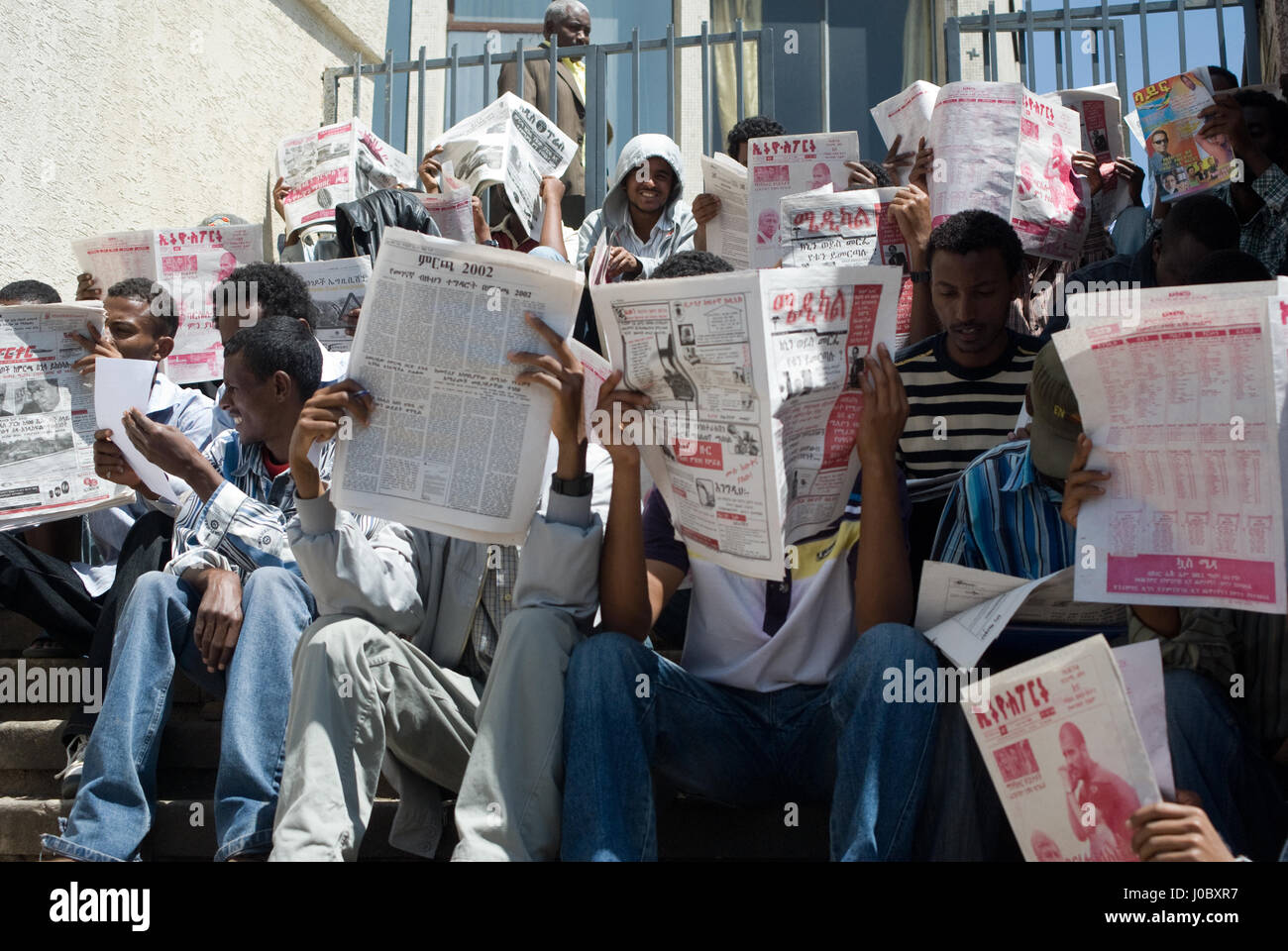 À Addis-Abeba jeune homme parcourt nos annonces d'emploi dans le journal Banque D'Images