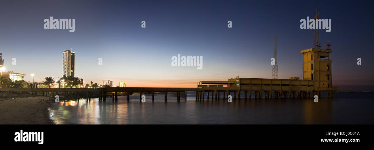 Panorama du bâtiment abandonné dans Koweït City at night Banque D'Images