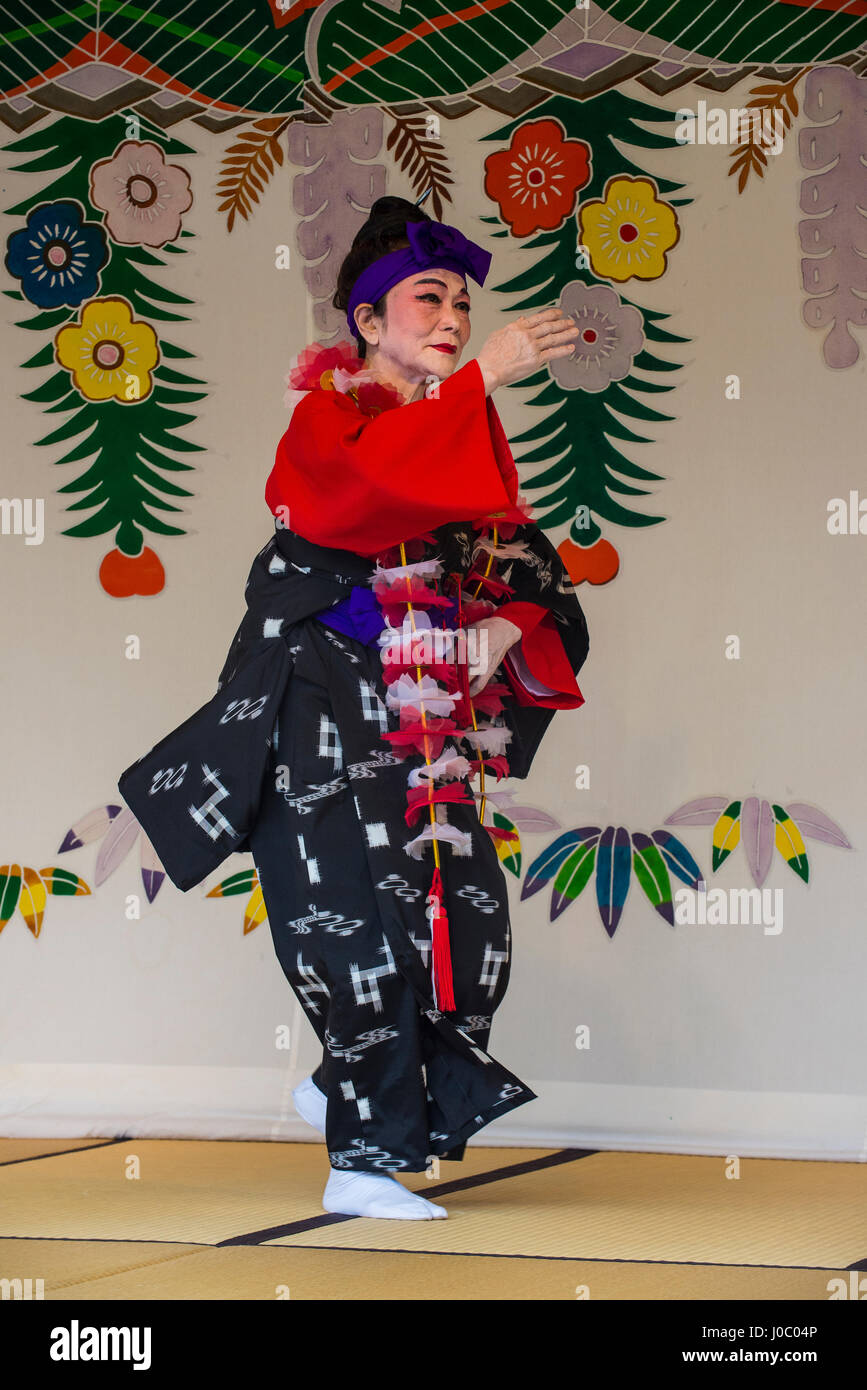 Danseur traditionnel habillé, Château de Shuri, UNESCO World Heritage Site, Naha, Okinawa, Japon, Asie Banque D'Images