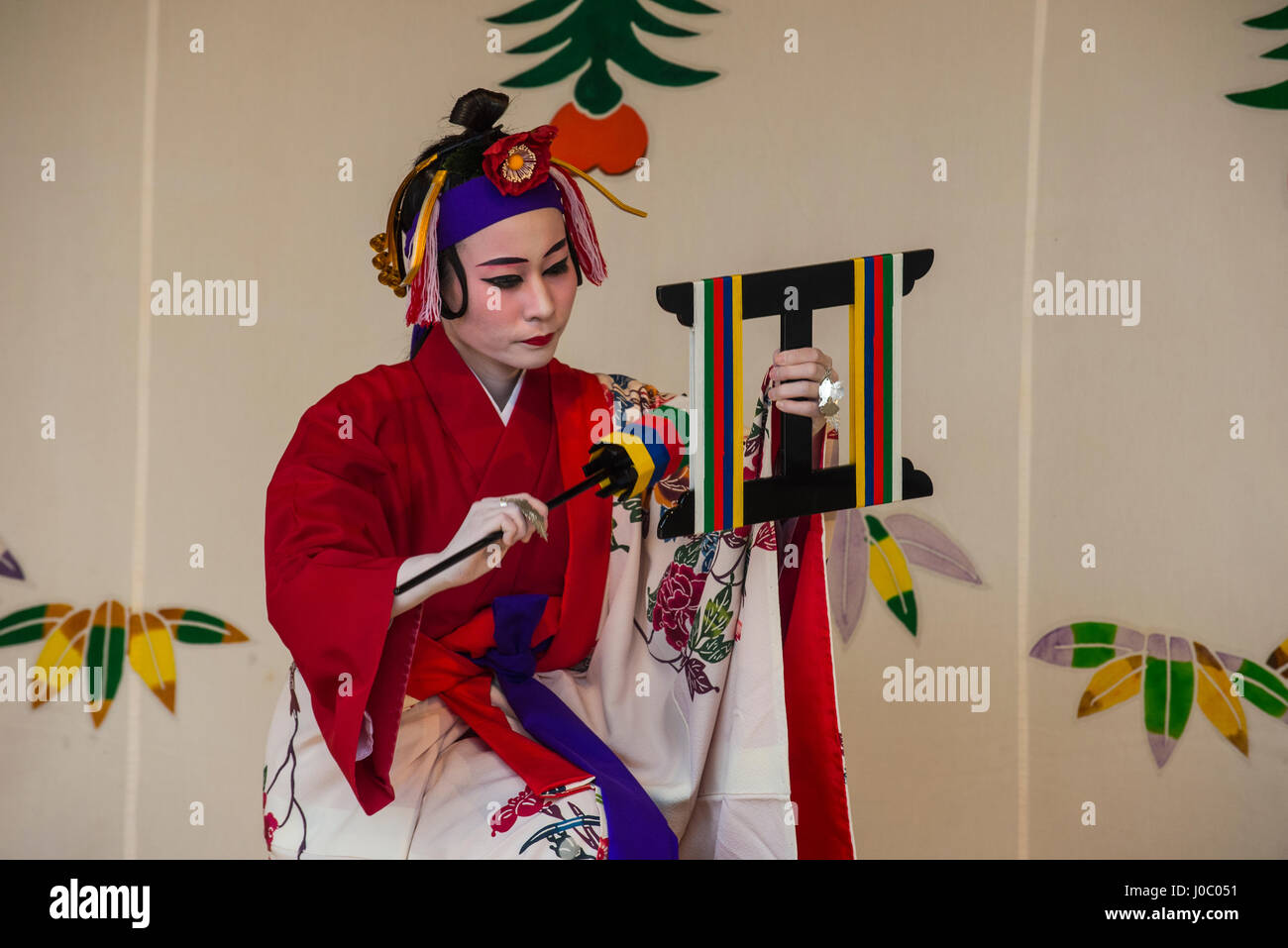 Danseur traditionnel habillé, Château de Shuri, UNESCO World Heritage Site, Naha, Okinawa, Japon, Asie Banque D'Images