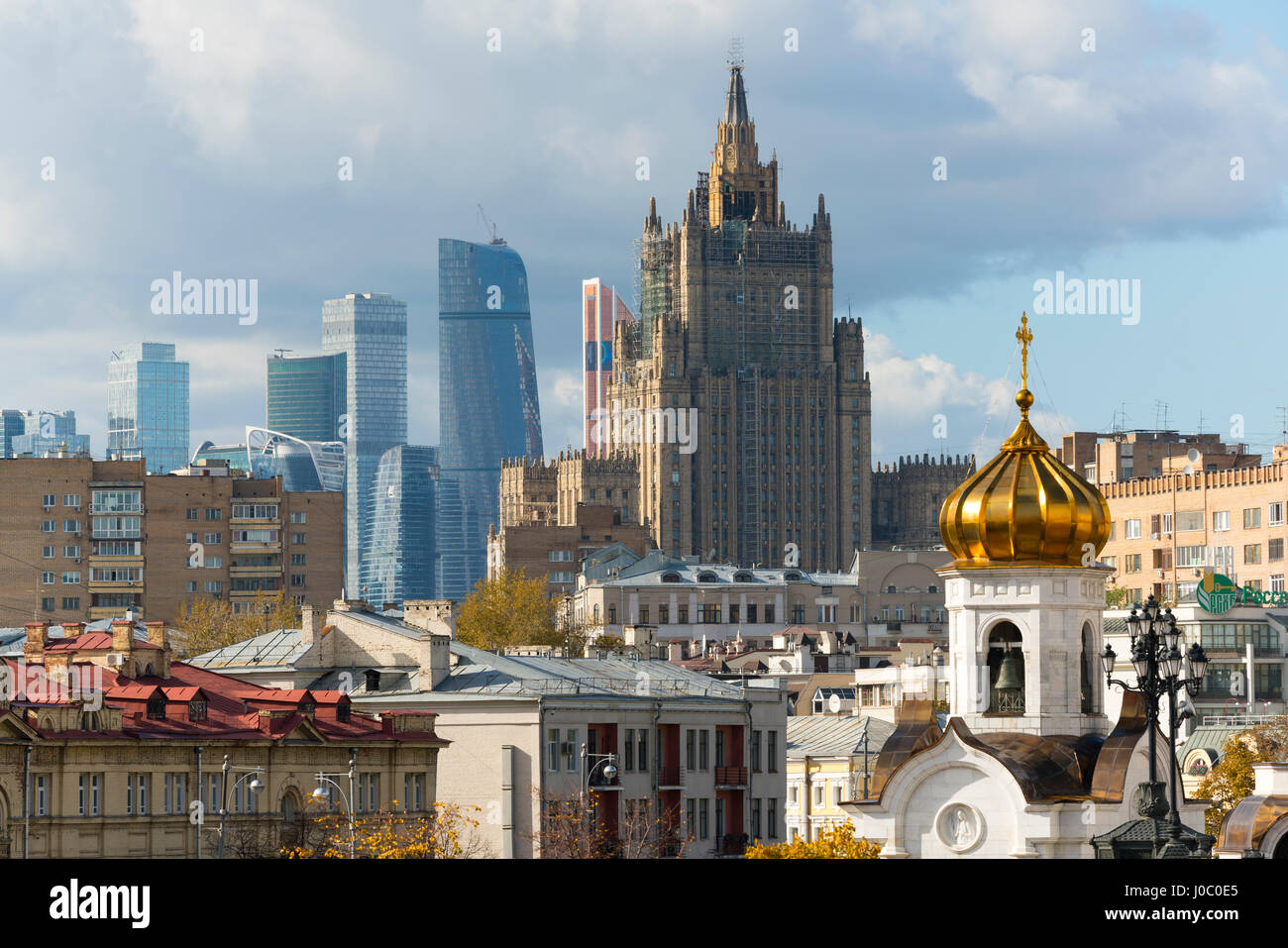 Voir d'anciens et de nouveaux gratte-ciel, Moscou, Russie Banque D'Images