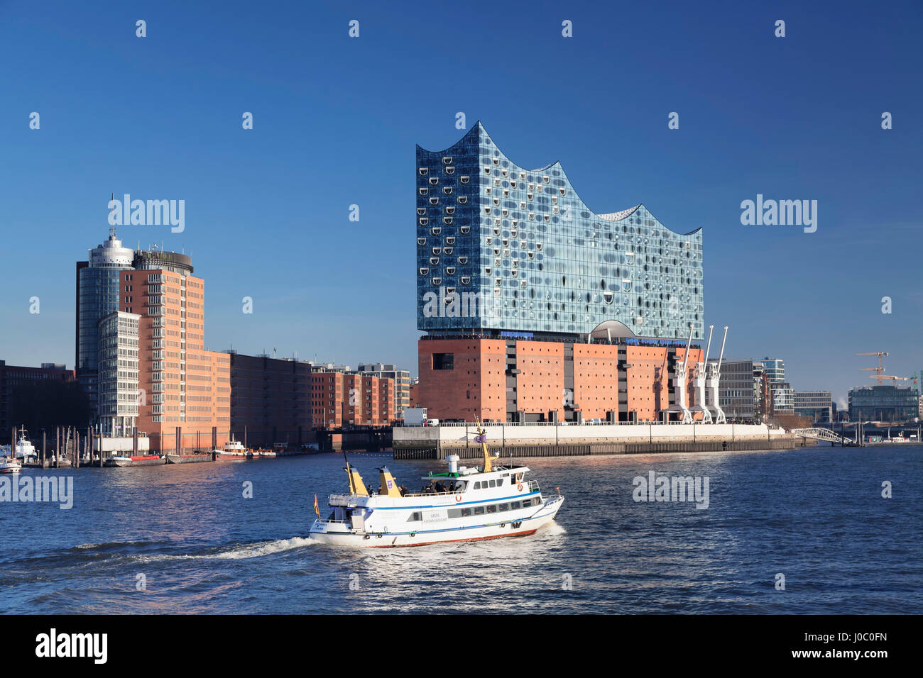 Bateau d'excursion sur le fleuve Elbe, Elbphilharmonie, HafenCity, Hambourg, Hambourg, Allemagne Banque D'Images