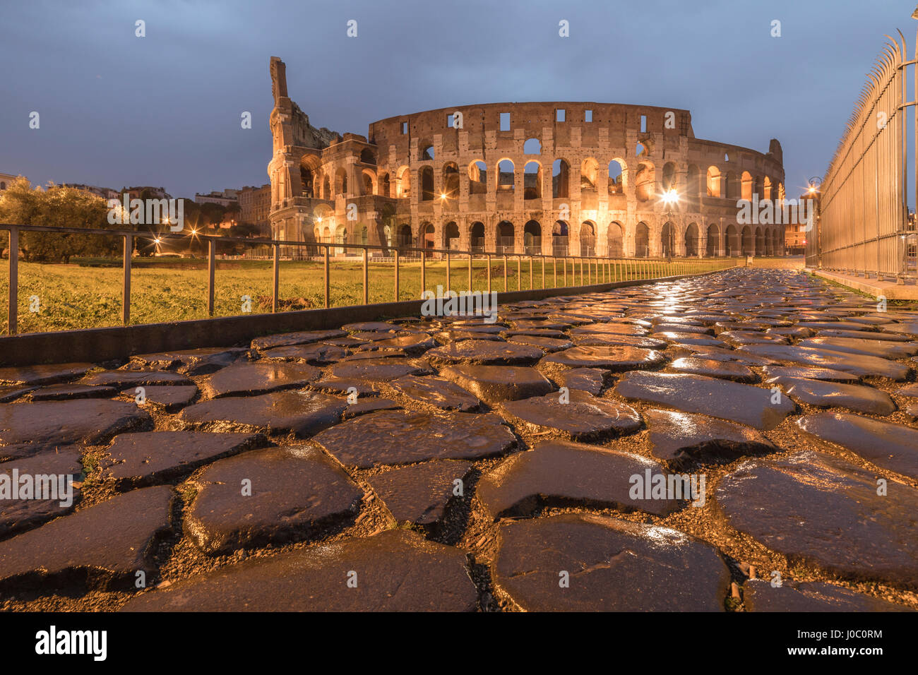 Crépuscule sur le Colisée, l'ancien amphithéâtre Flavien, et symbole de la ville, l'UNESCO, Rome, Latium, Italie Banque D'Images