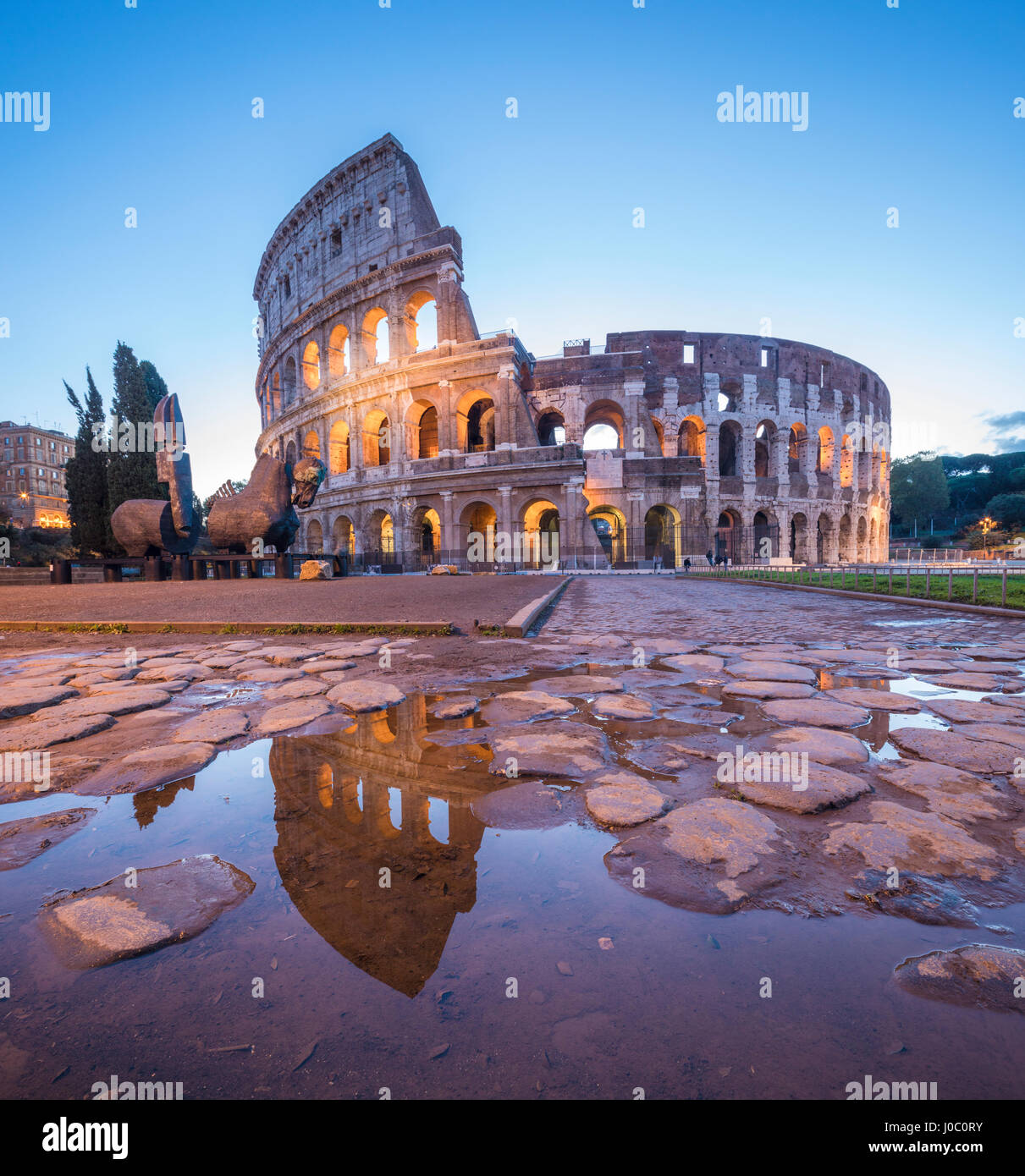 L'amphithéâtre Flavien (Colisée), UNESCO World Heritage Site, reflété dans une flaque d'eau au crépuscule, Rome, Latium, Italie Banque D'Images
