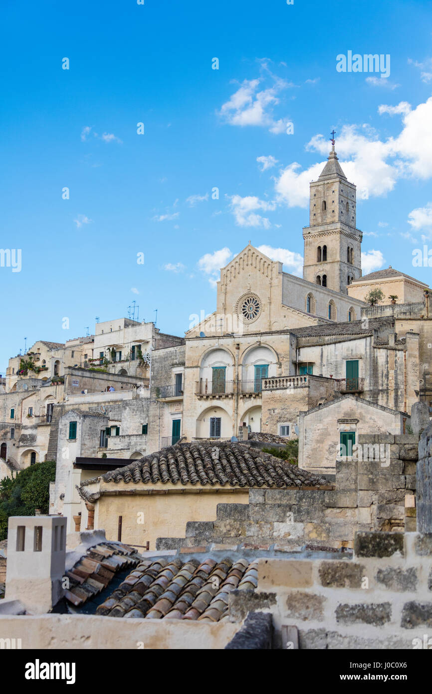 L'ancienne cathédrale de Matera dans le centre historique appelé Sassi perché sur les rochers au-dessus de la colline, Matera, Basilicate, Italie Banque D'Images
