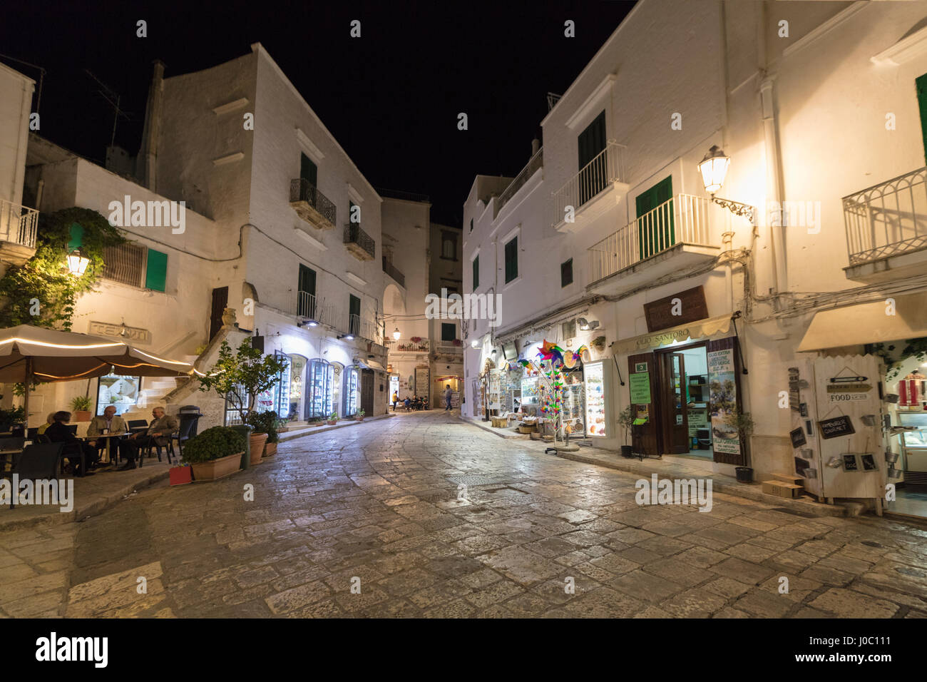 Vue nocturne de la ruelles typiques de la vieille ville médiévale, Ostuni, province de Brindisi, Pouilles, Italie Banque D'Images