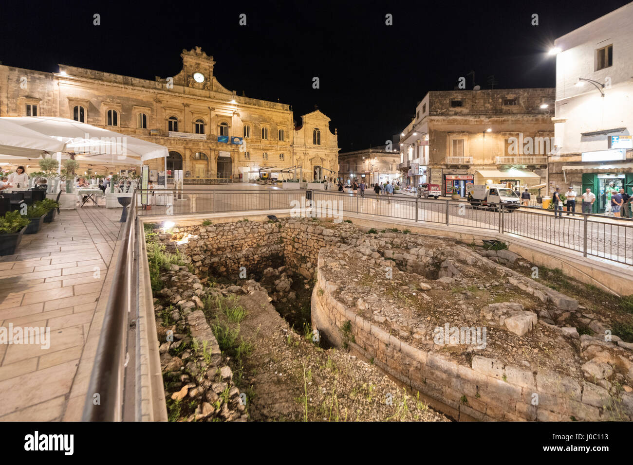 Vue de la nuit de l'hôtel de ville et les ruines antiques de la vieille ville médiévale d'Ostuni, province de Brindisi, Pouilles, Italie Banque D'Images