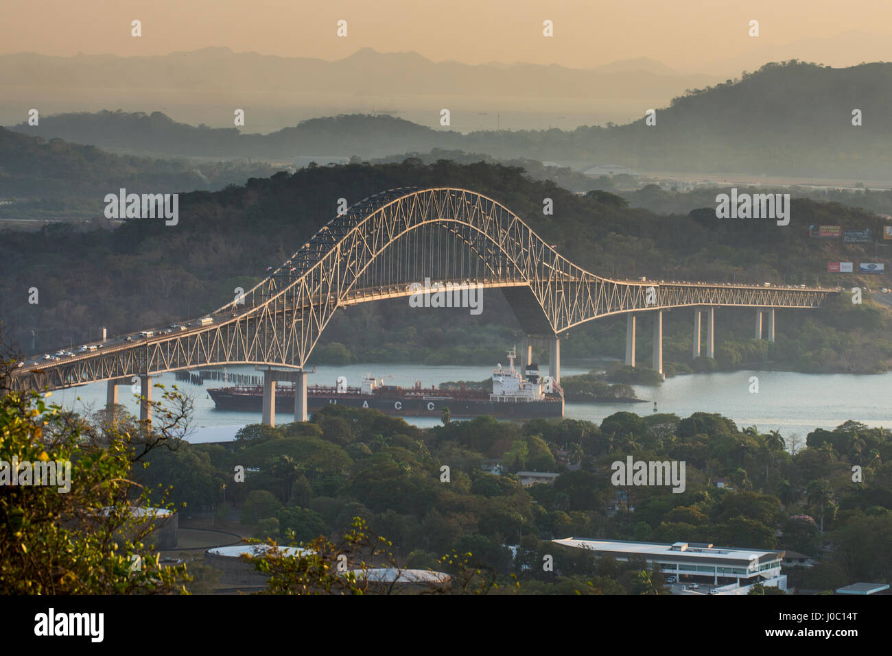 Cargo passe le Pont des Amériques sur le Canal de Panama, Panama, Panama, Amérique Centrale Banque D'Images