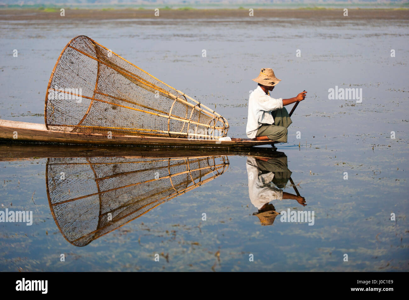 Un panier pêcheur sur le lac Inle analyse l'eau peu profonde et toujours des signes de la vie, l'État de Shan, Myanmar (Birmanie), l'Asie Banque D'Images