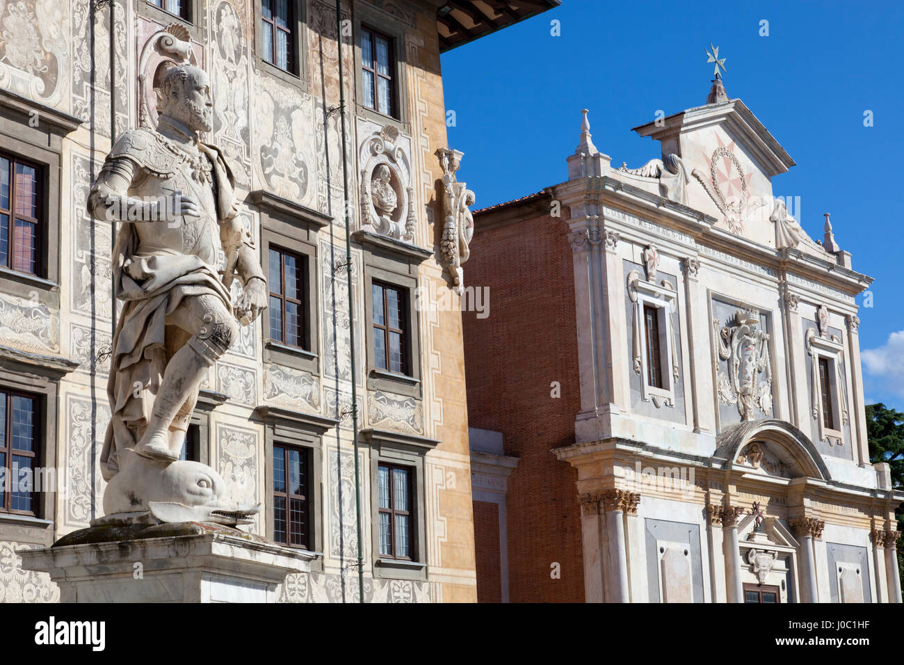 Statue de Cosme Ier, le Knight's Palace, et l'église de Saint Stephen des Chevaliers, Piazza dei Cavalieri, Pise, Italie Banque D'Images