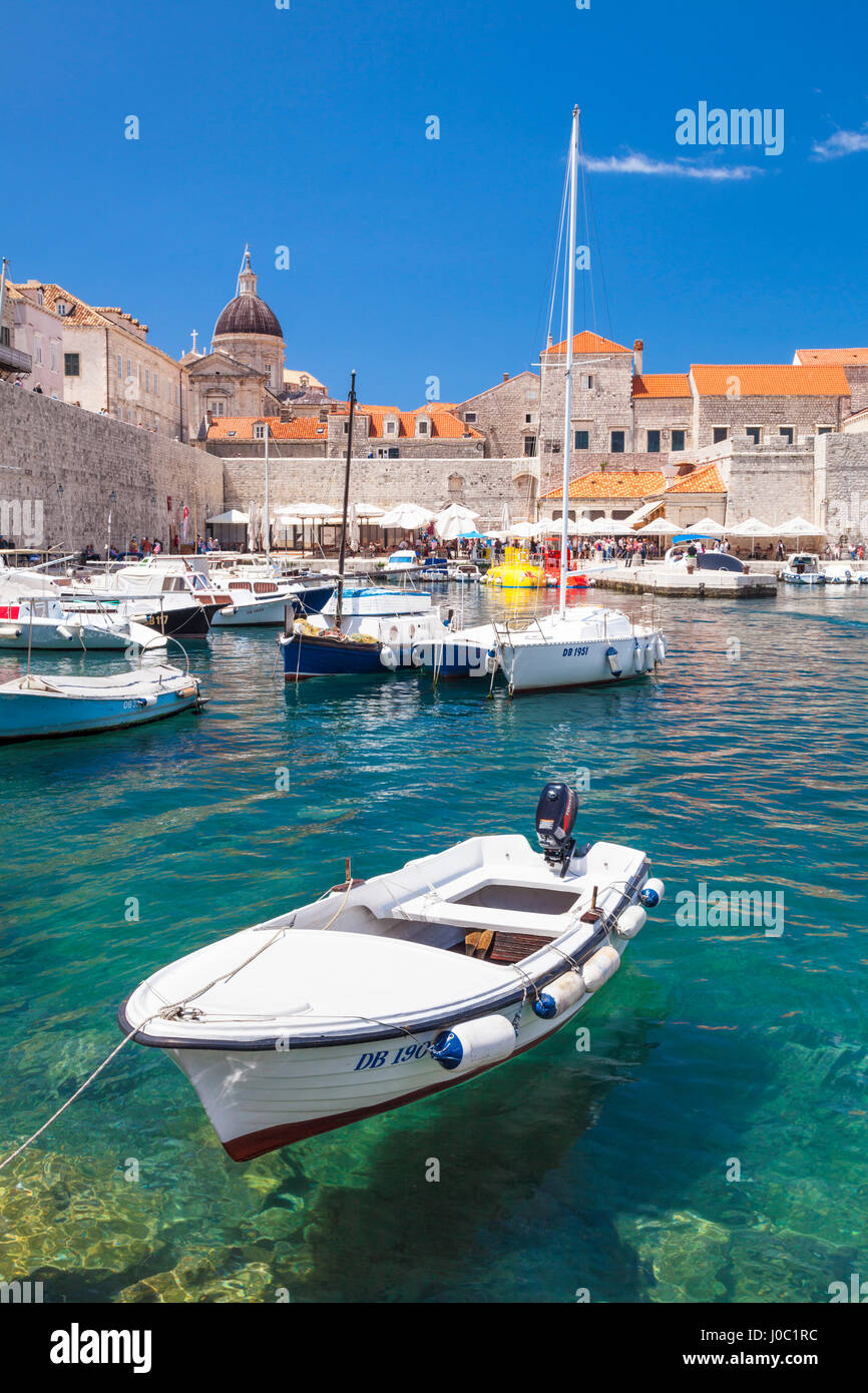 Bateau de pêche et l'eau claire dans le Vieux Port, la vieille ville de Dubrovnik, Dubrovnik, Croatie, la côte dalmate Banque D'Images