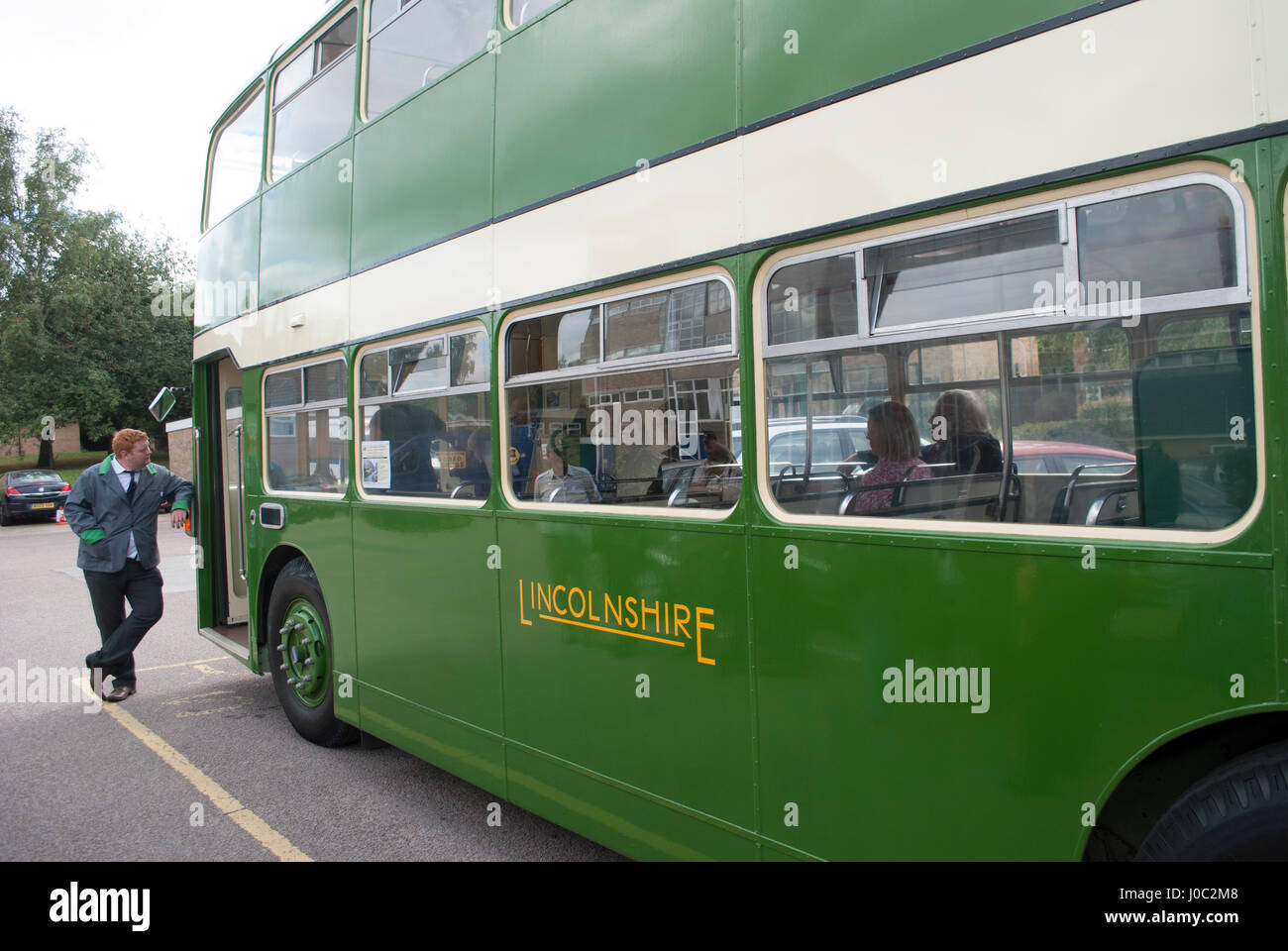 Green Vintage 1955 Bristol Lodekka LD6B bus avec Lincolnshire sur le côté  avec chauffeur de bus en veste gris et vert se tenait près de la porte,  garniture Photo Stock - Alamy