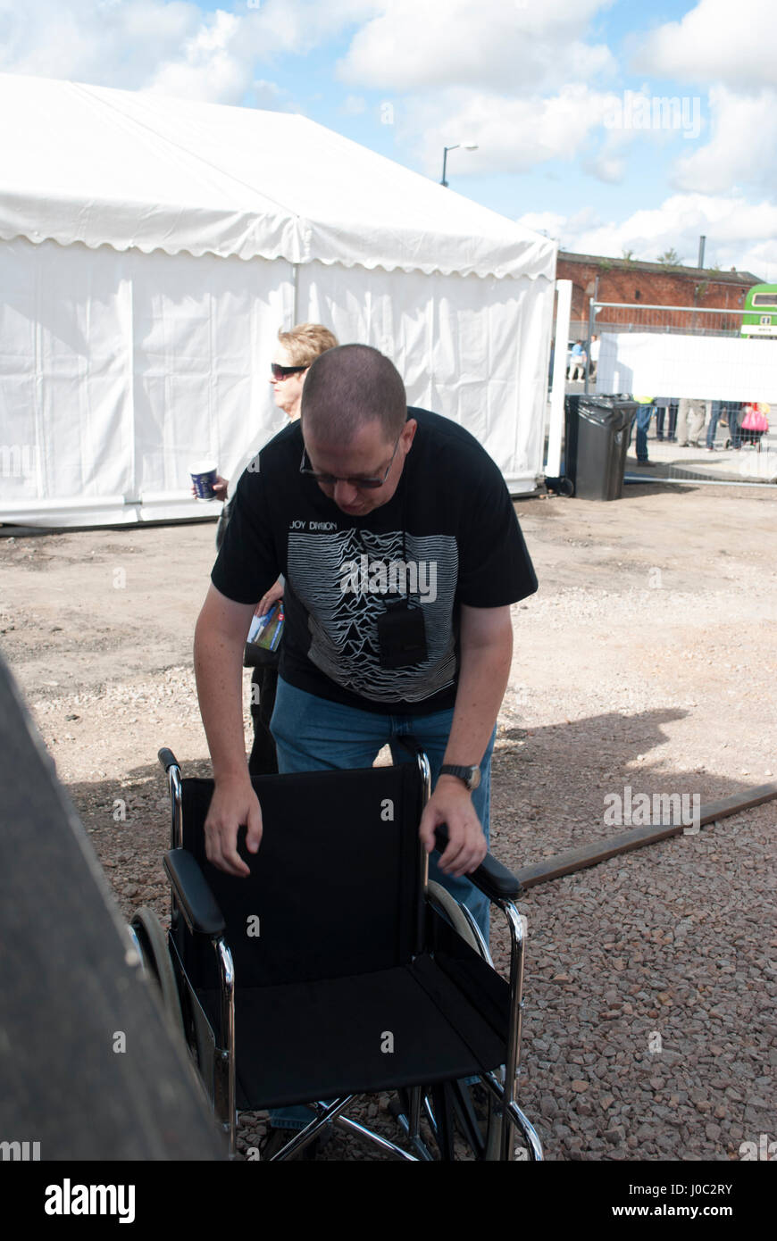 Homme portant un t-shirt Plaisirs inconnus Banque D'Images