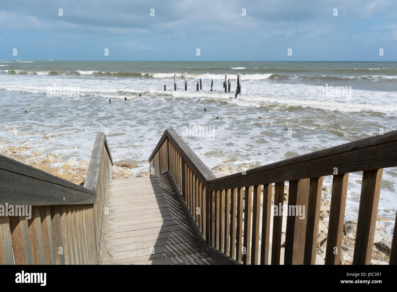 À marée haute, la plage de Port Alan Jaume & Fils avec les ruines de la carte jetée à pied. Affectueusement appelé le bois par les habitants. Prises au cours du Moyen-o Banque D'Images