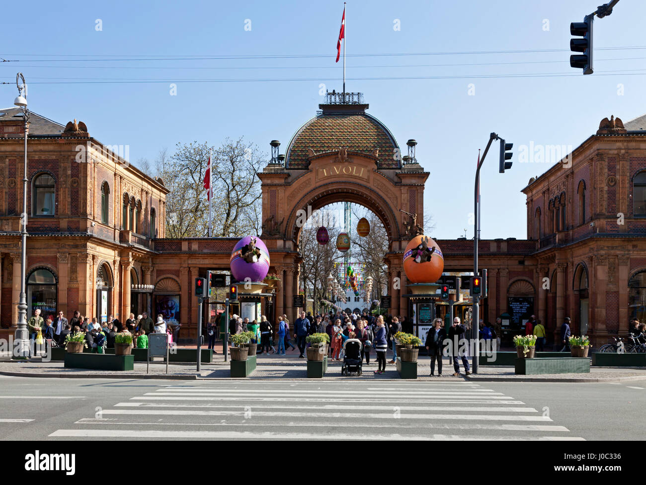 Les Jardins de Tivoli' entrée principale décorée avec des oeufs de Pâques colorés géant et lapins de Pâques le dimanche des Rameaux - la saison de Tivoli à quelques jours Banque D'Images