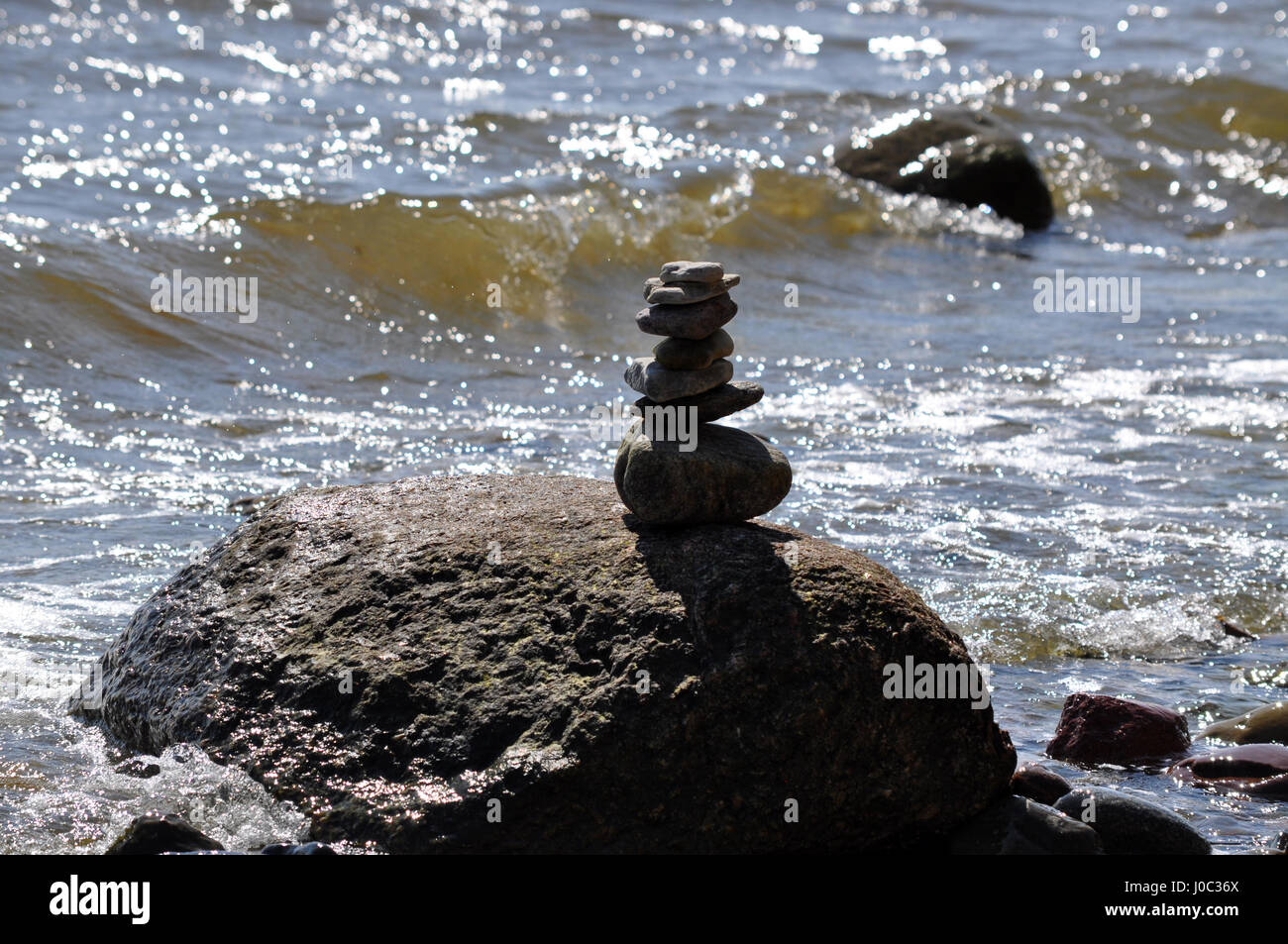 Grande pyramide de pierre sur la grosse pierre de construction dans la région de la mer Baltique à Gdynia Orlowo, Pologne Banque D'Images