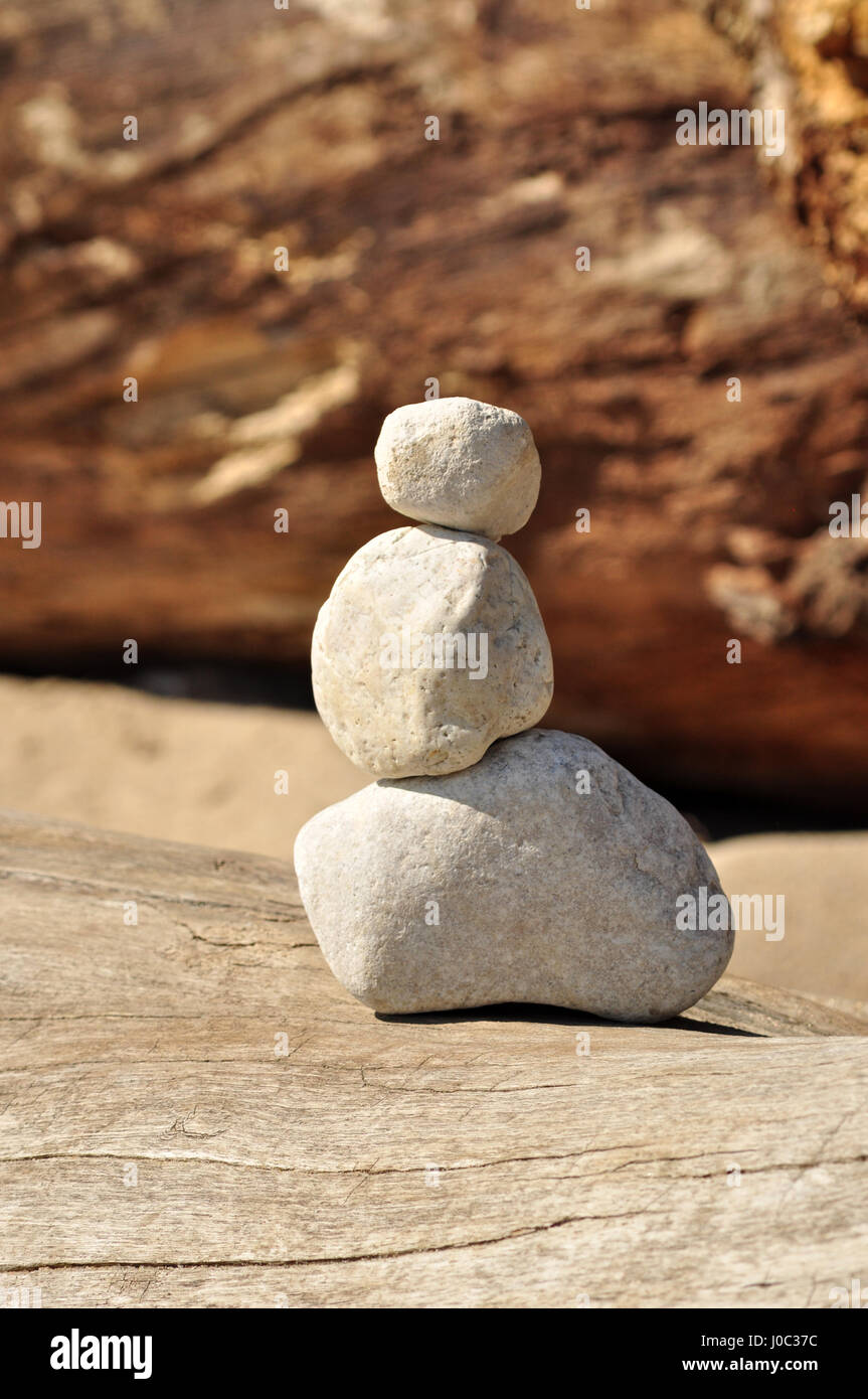 - L'équilibre des pyramides en pierre sur le fond en bois Banque D'Images