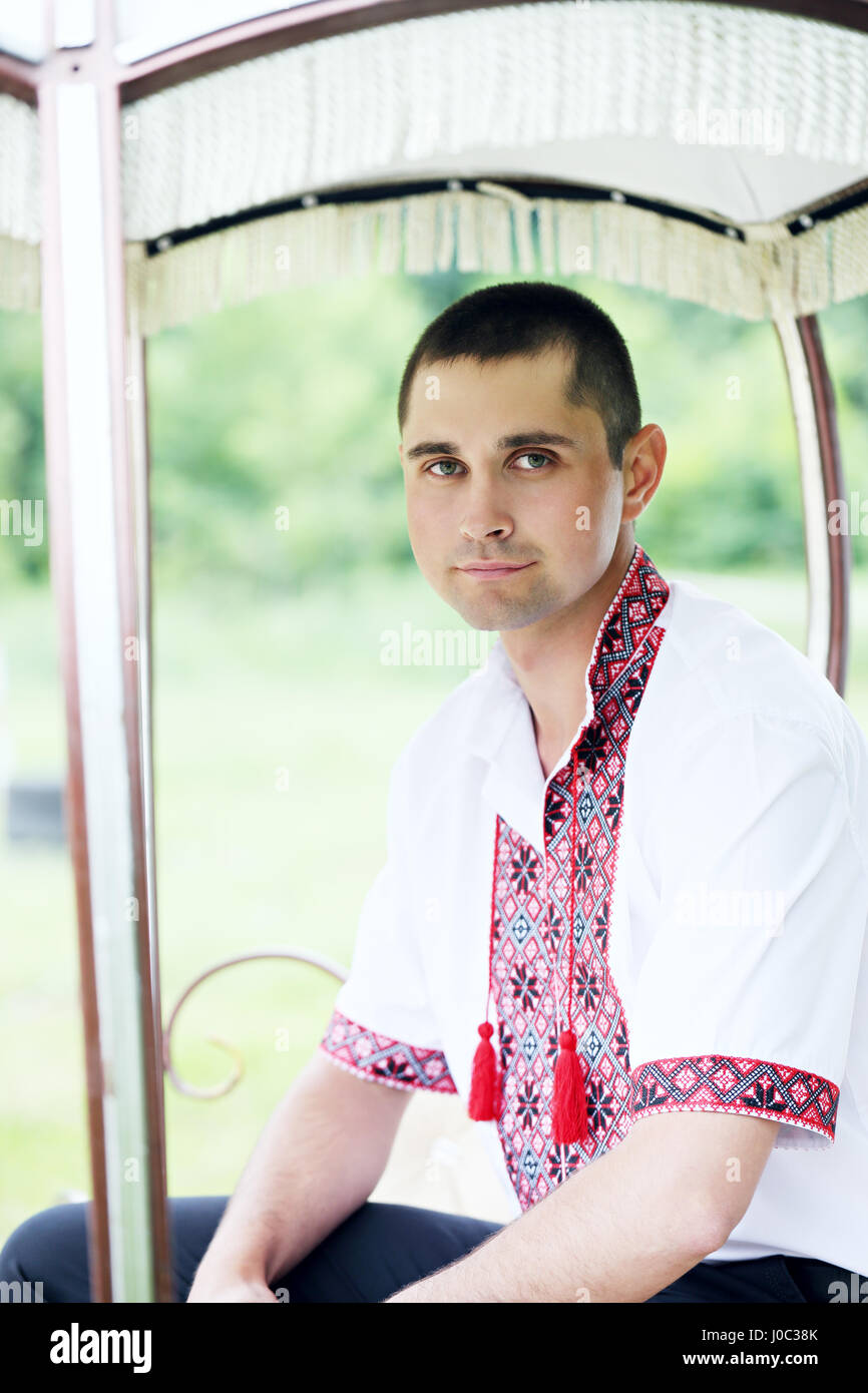 Homme dans un chariot en broderie ukrainienne Banque D'Images