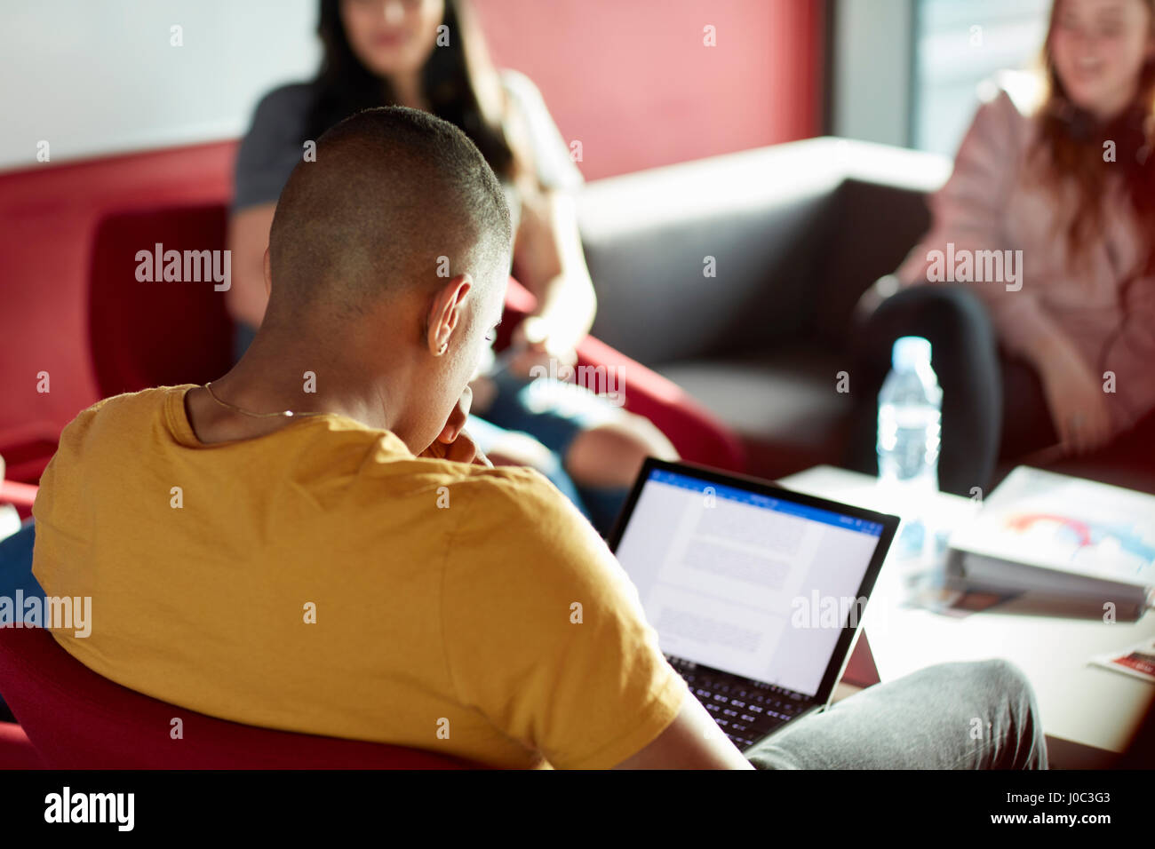 University Student using laptop, de détente avec des amis étudiants Banque D'Images
