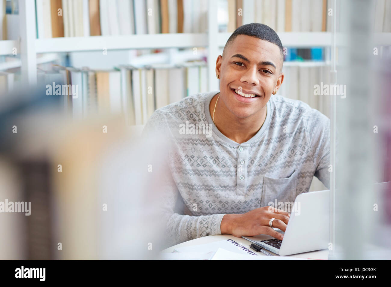 University Student working in library Banque D'Images