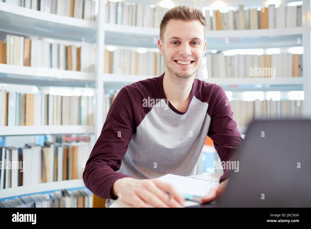 University Student working in library Banque D'Images