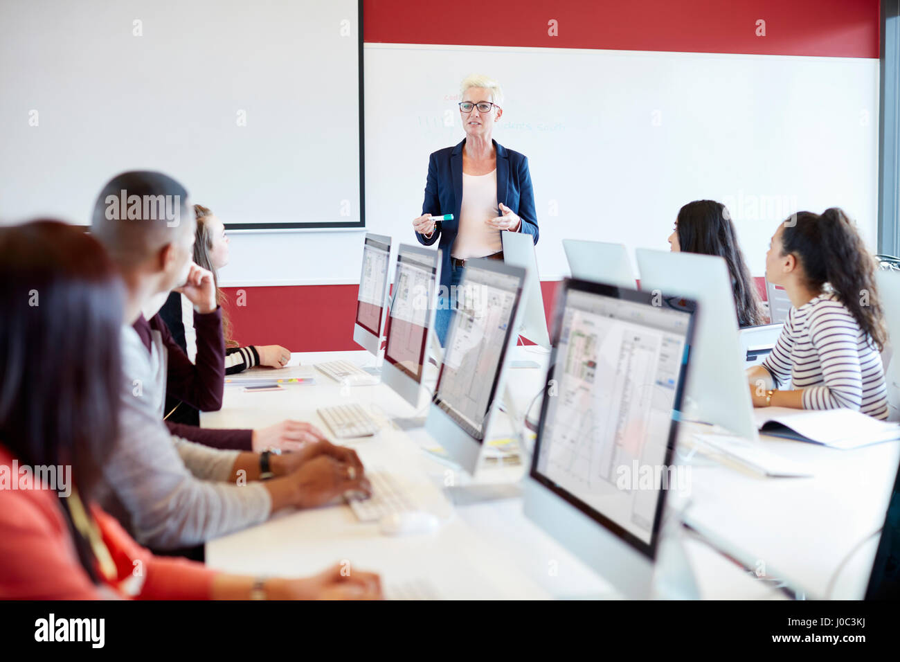 Les étudiants de l'université travaillant à l'ordinateur en classe Banque D'Images