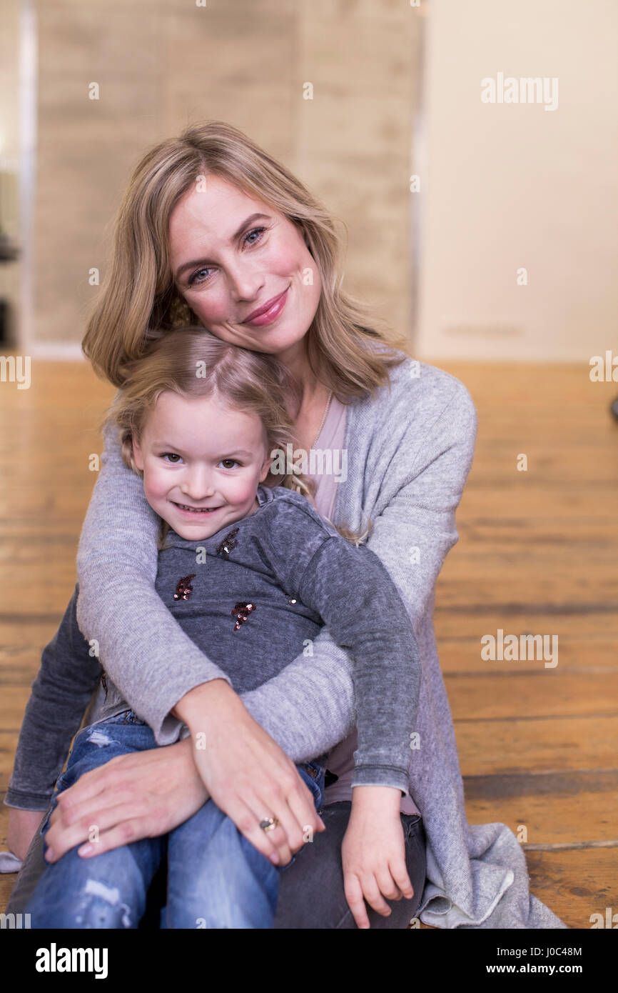 Portrait de Mère et fille, assis sur le plancher, smiling Banque D'Images