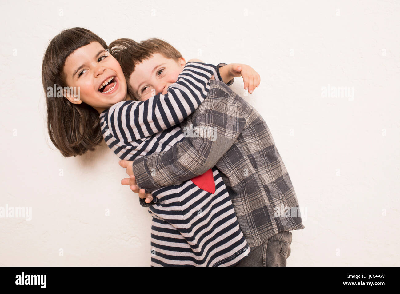 Portrait de jeune fille et garçon, serrant, rire Banque D'Images