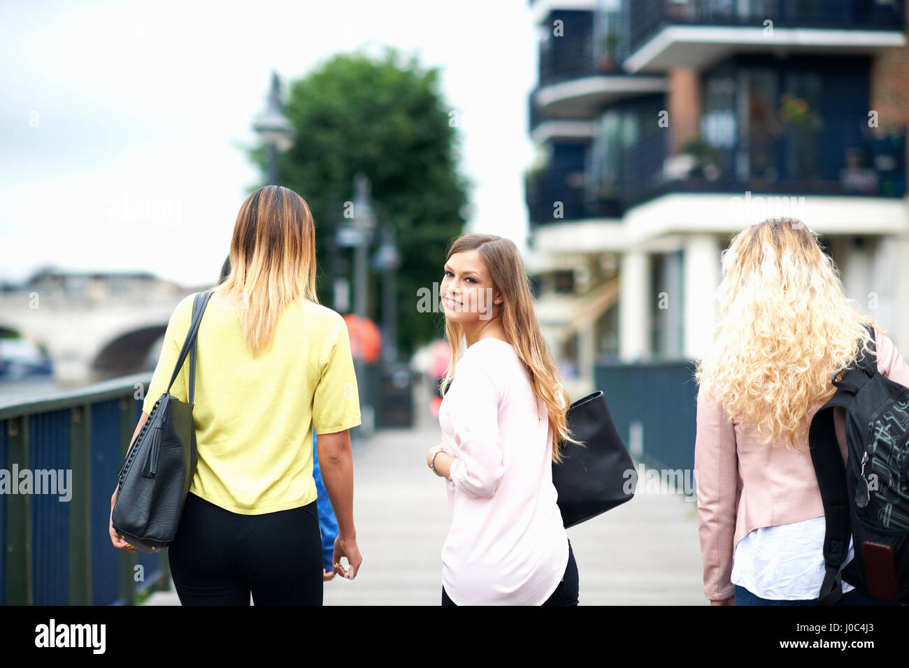 Groupe de jeunes femmes la marche à l'extérieur, vue arrière Banque D'Images