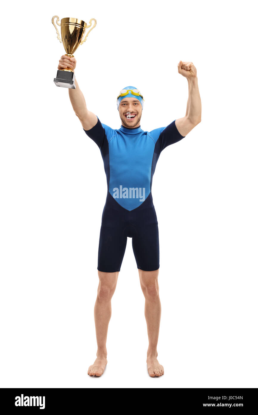 Portrait d'un nageur heureux tenant un trophée d'or et gesticulant bonheur isolé sur fond blanc Banque D'Images