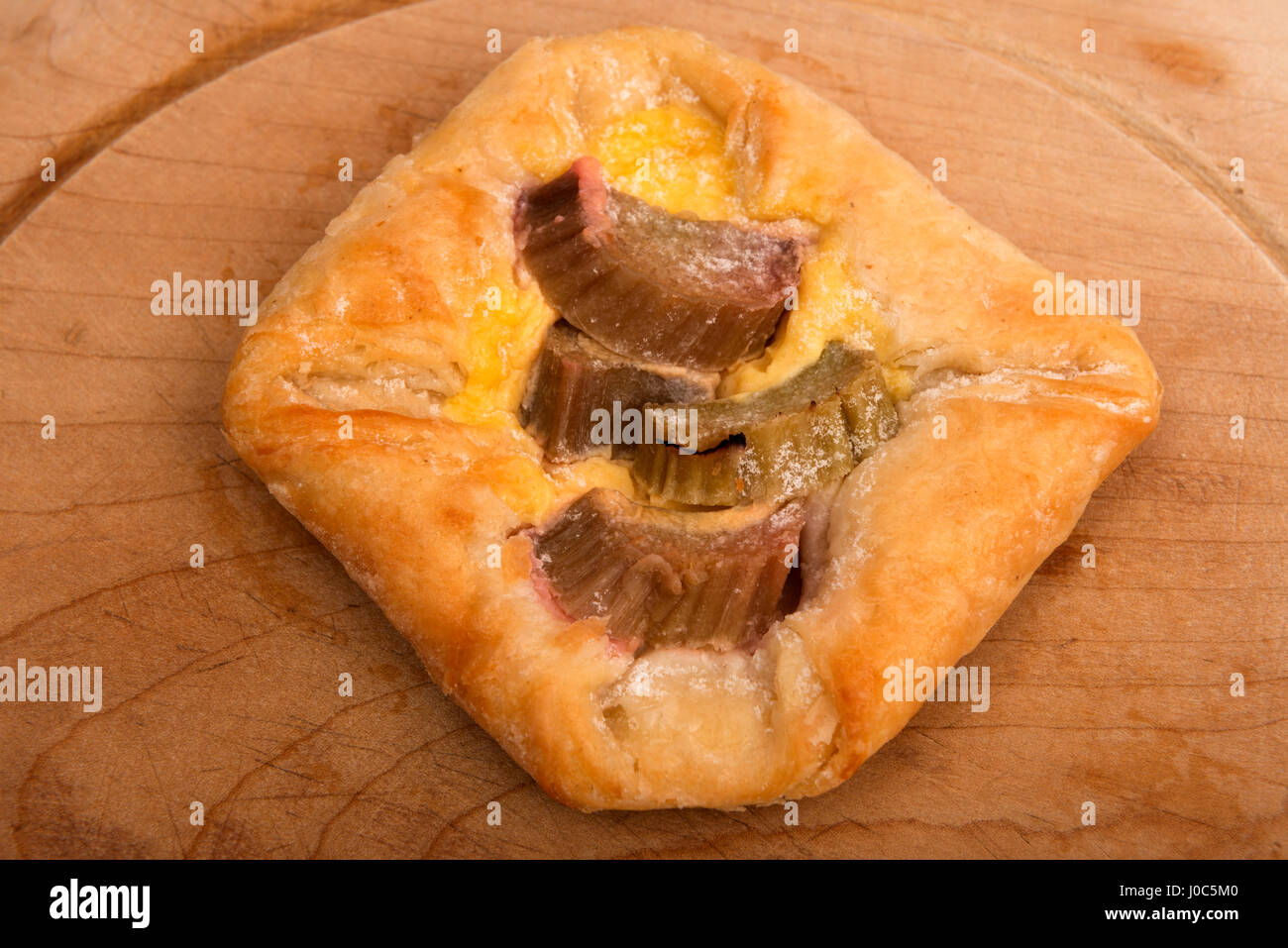 La rhubarbe et crème anglaise pastry Banque D'Images