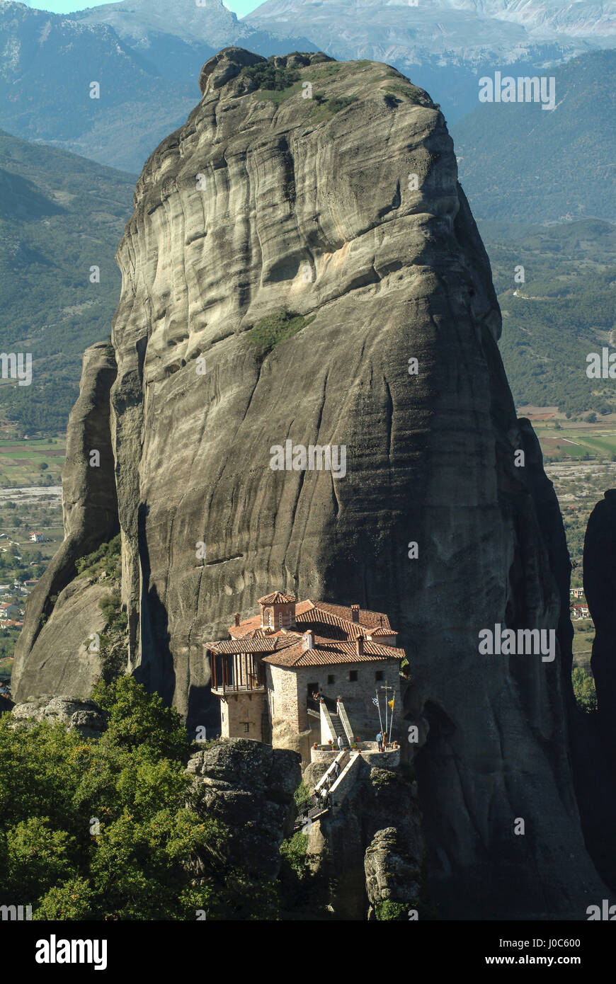 Vue sur le monastère de Roussanou perché sur rock formation, Météores, Thassaly, Grèce Banque D'Images