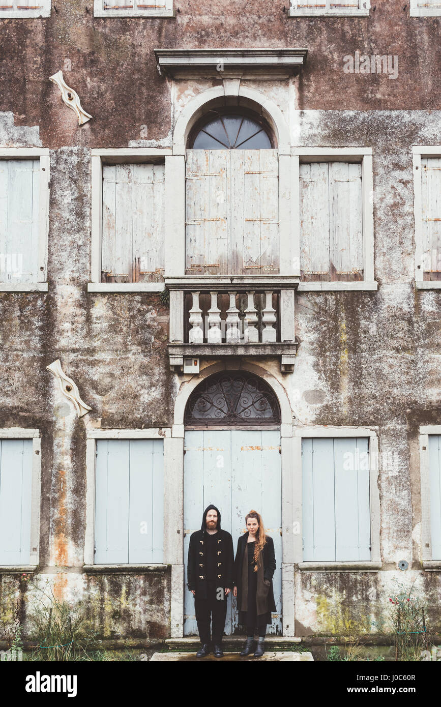 Portrait of couple debout à la porte de l'ancienne maison Banque D'Images