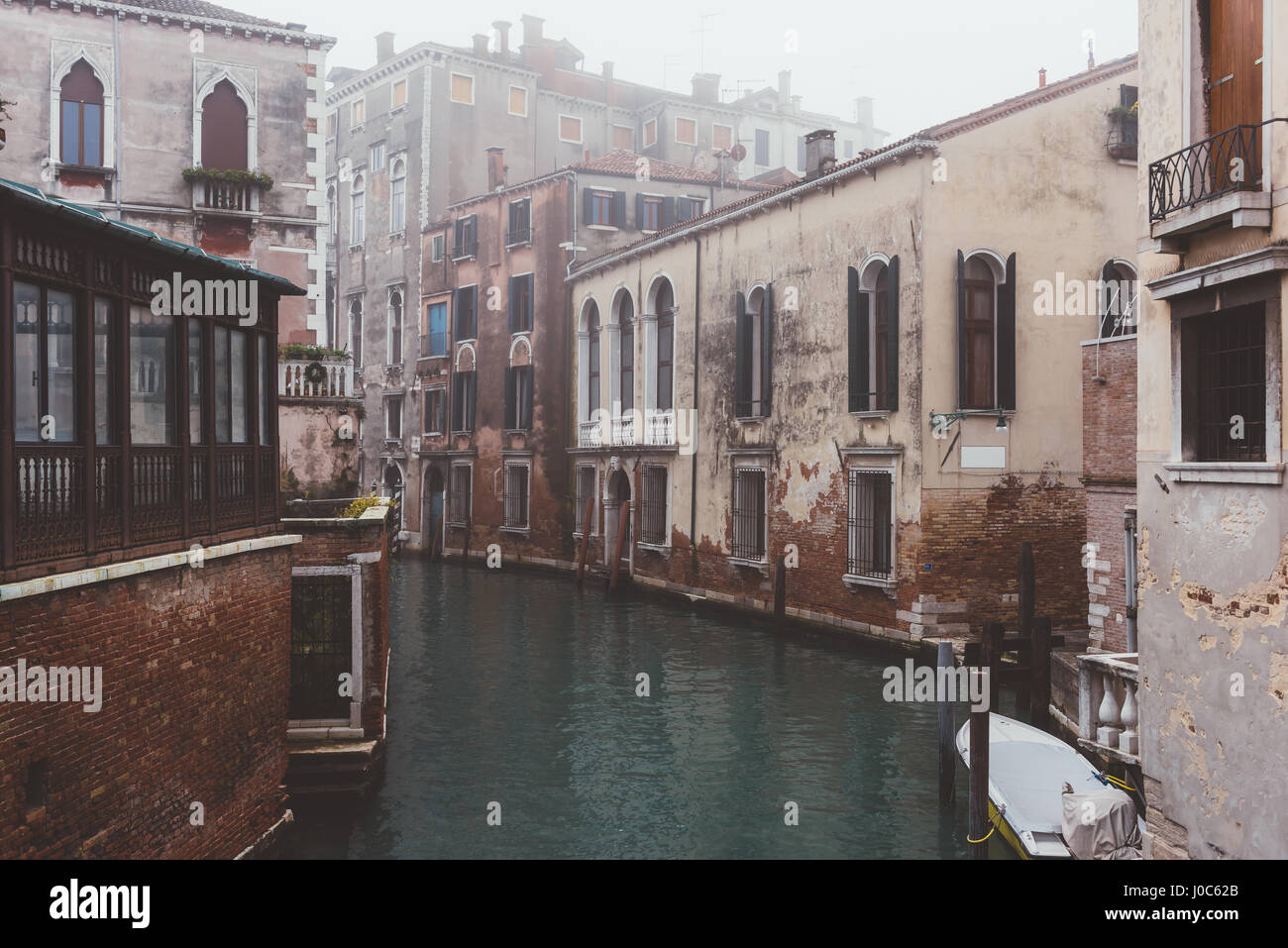 Avis de Misty et de vieux bâtiments du canal, Venise, Italie Banque D'Images