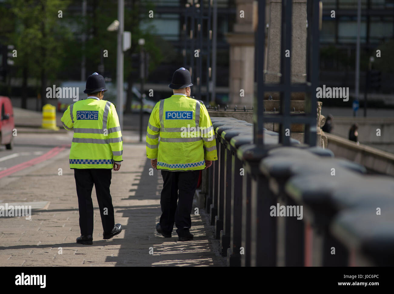 Agents de la police métropolitaine à pied le long de Lambeth Bridge à Londres portant des gilets hi-viz. Credit : Malcolm Park Banque D'Images