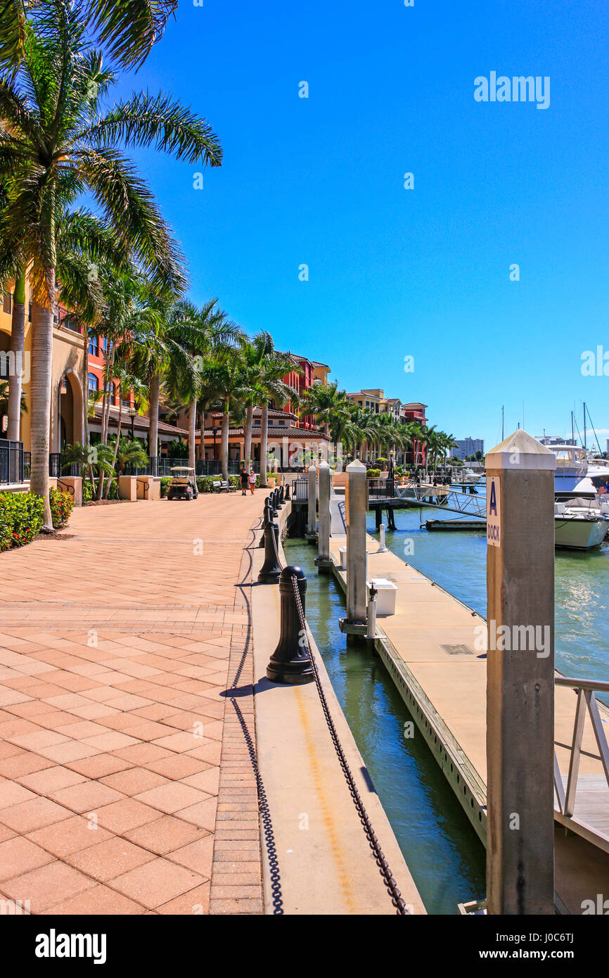 Le front de mer le long de la baie de Smokehouse sur Marco Island, en Floride Banque D'Images
