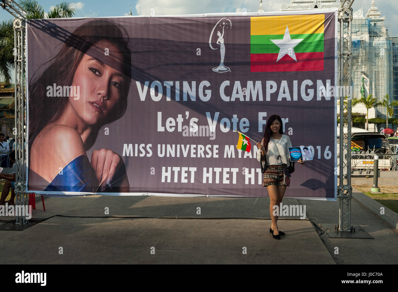 27.01.2017, Yangon, République de l'Union du Myanmar, de l'Asie - un participant d'un concours de beauté se trouve sur une scène à l'Mahabandula Park. Banque D'Images