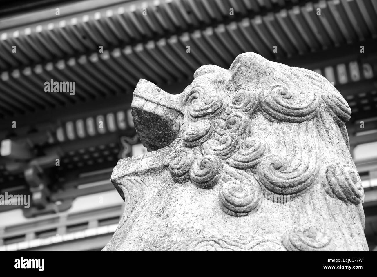 Kyoto, Japon - Statue de lion-chien à la porte principale comme le gardien de la beauté de l'architecture de temple Kiyomizu-dera (noir et blanc). Banque D'Images